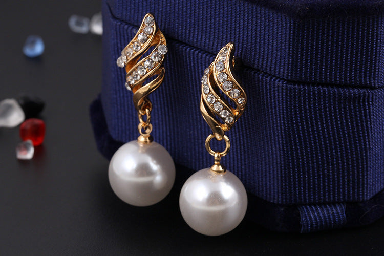 Elegant pearl jewelry gift set featuring gold-tone earrings with sparkling accents and a large pearl