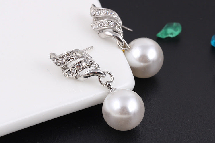 Elegant pearl jewelry gift set featuring stunning pearl earrings with silver accents