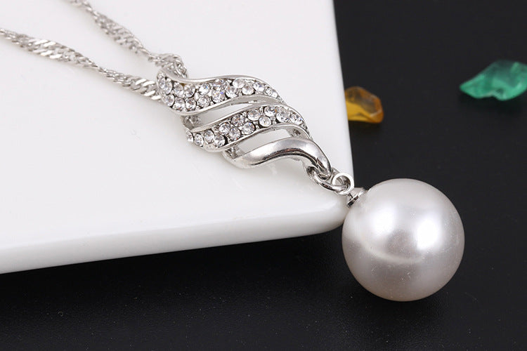 Stylish 3Sixty5 pearl jewelry gift set featuring a silver necklace with a stunning pearl pendant